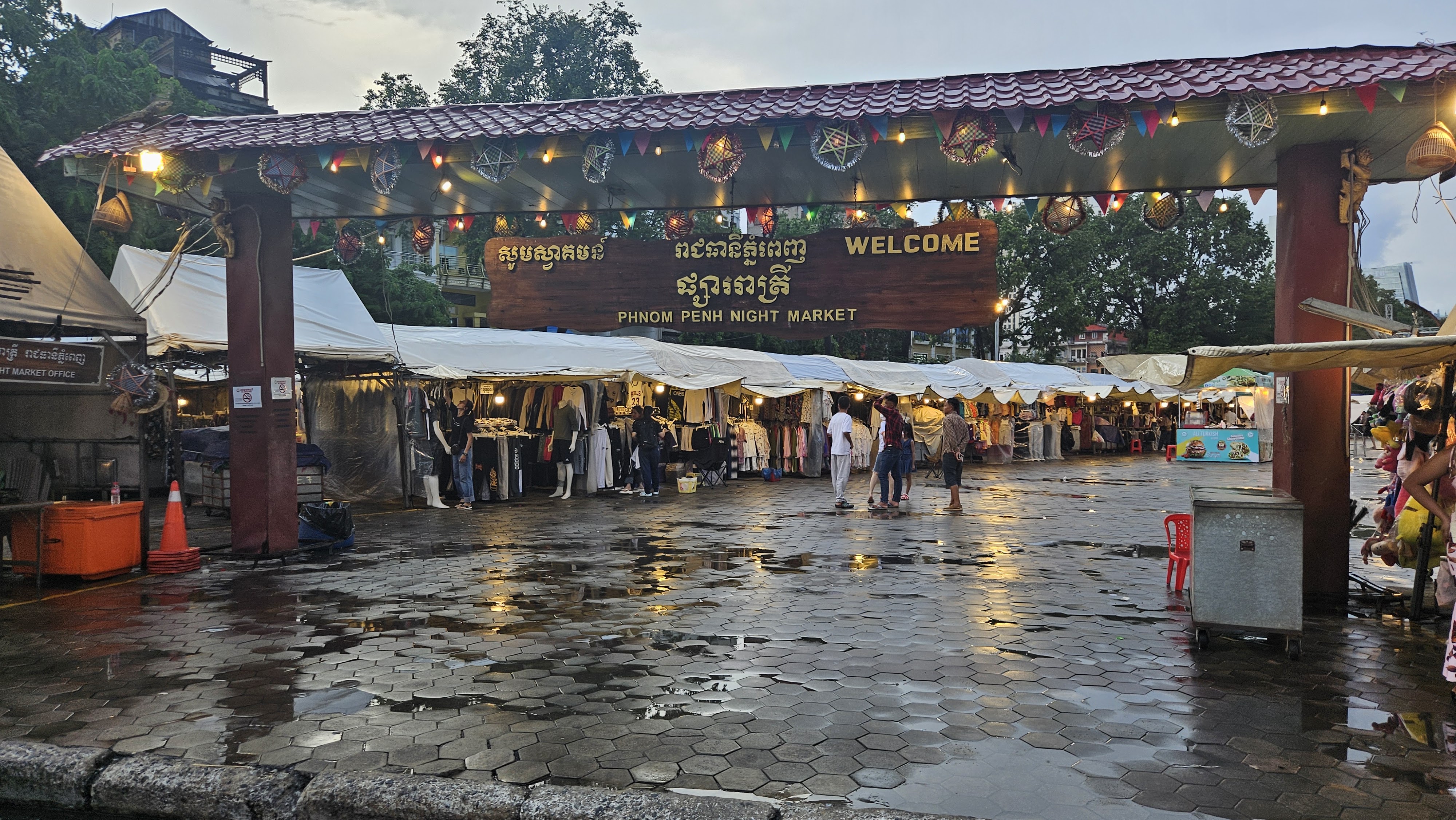 Phnom Penh Night Market at dusk